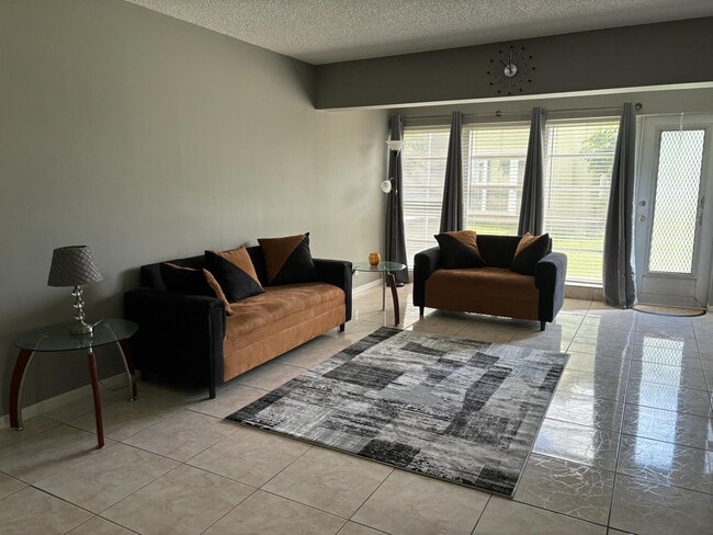Building Photo - 1120 Boxwood Dr