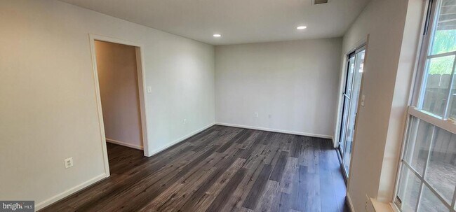 Building Photo - 45512 Lakemont Square