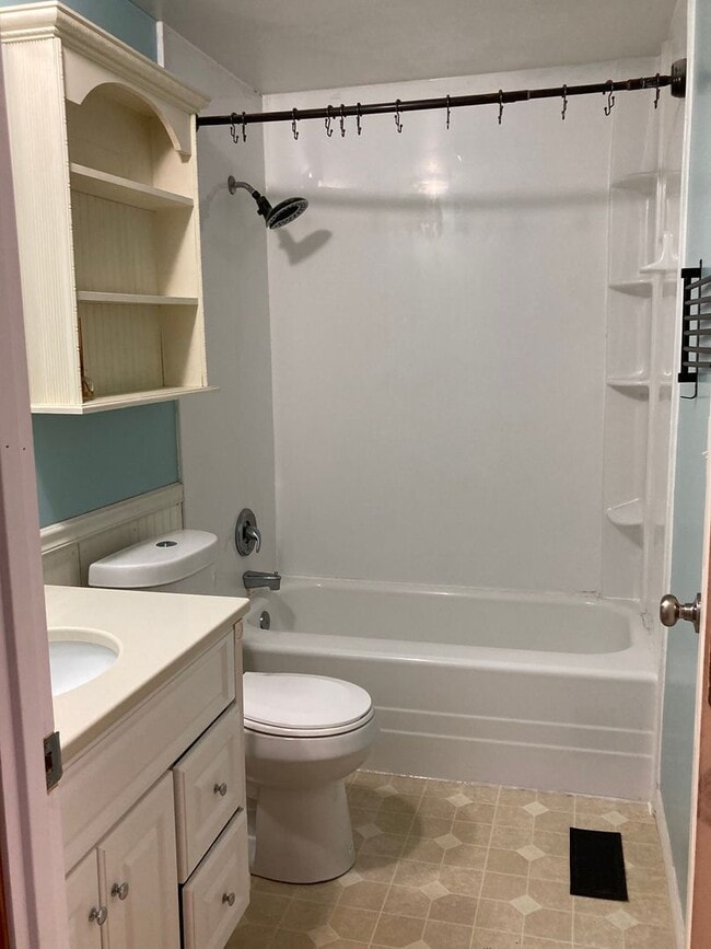 Building Photo - 3 Bedroom, 1 Bath Ranch Home w/Attached 1 ...