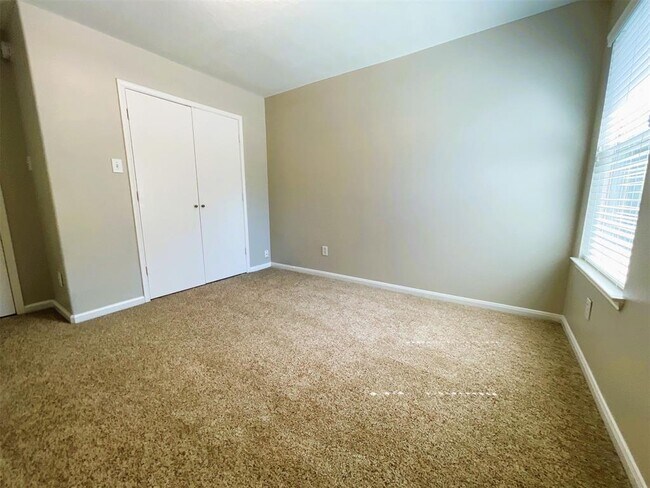 Building Photo - 2518 Hidden Park Ln