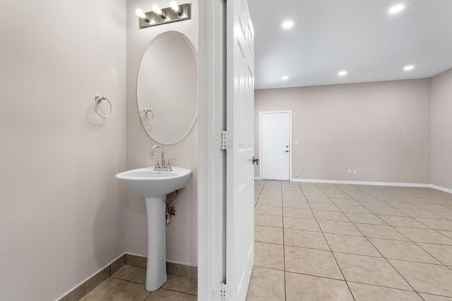 Building Photo - 3051 Grandiflora Dr