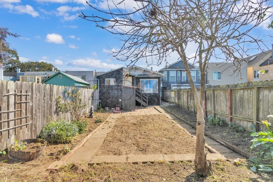 Building Photo - 1219 43rd Ave