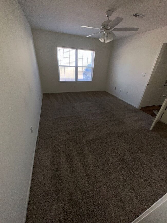 Building Photo - 5 Grn Mdws Rd