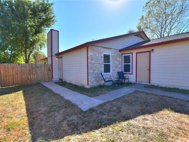 Building Photo - 8905 Pineridge Dr