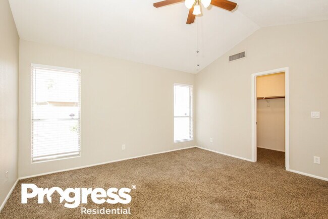 Building Photo - 7748 W Paradise Dr