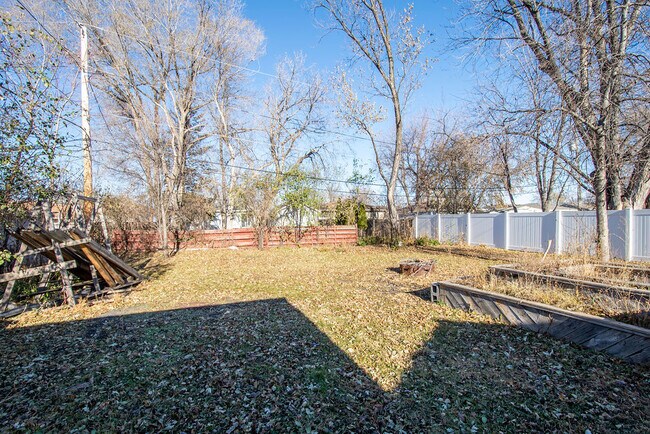 Building Photo - 206 5th Ave E
