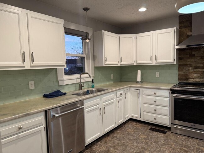 Building Photo - 146 E Park Dr