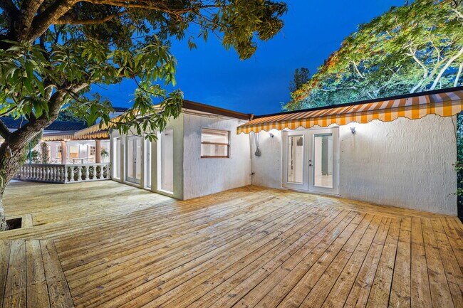 Building Photo - 12300 Old Cutler Rd