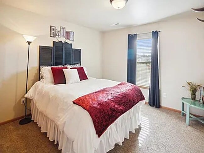 Building Photo - Coralville 4 Bedroom 4 Bath 3 Level Town H...