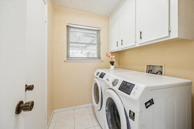 Building Photo - 21423 Park Valley Dr