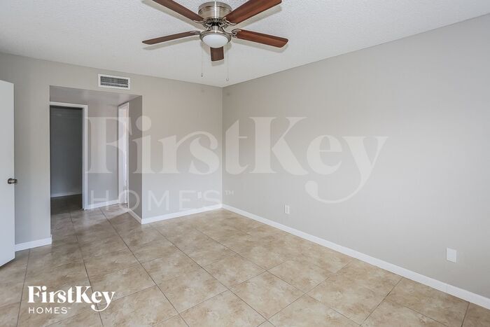 Building Photo - 8427 N 47th Dr