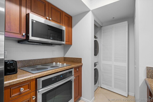 Building Photo - 347 N New River Dr E