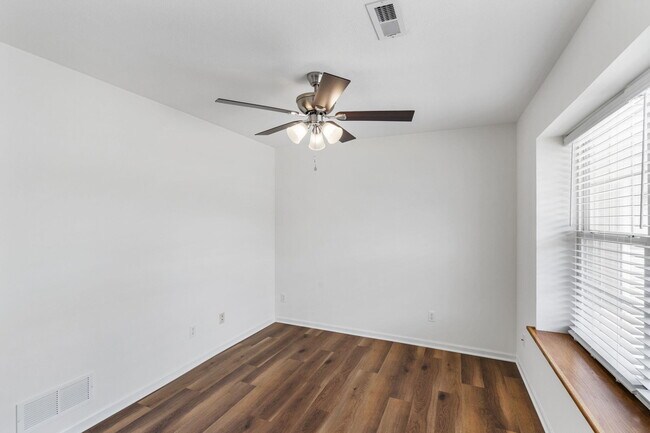 Building Photo - 1725 Louise Cir