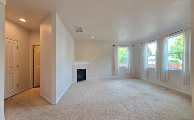 Building Photo - Single Family 4 Bed/2.5 Bath Home in Lake ...