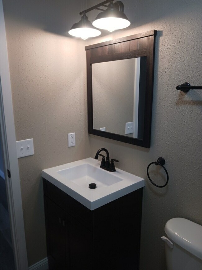 Building Photo - 430 Sara St