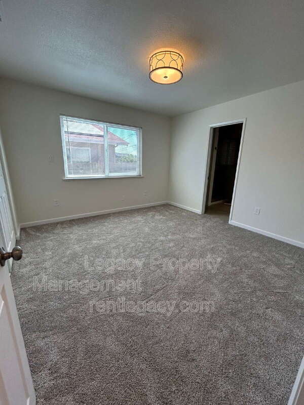 Building Photo - 1525 James St