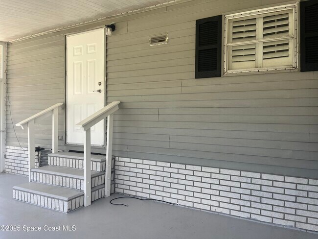 Building Photo - 1641 Ridge Dr