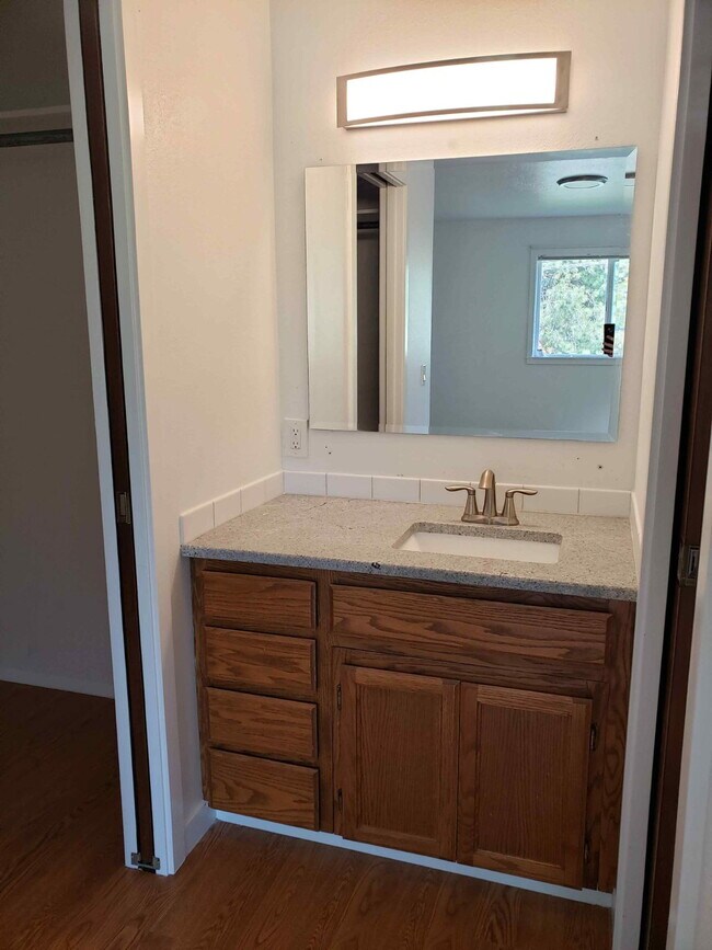 Building Photo - Spacious 4 Bed / 3 Bath Near Downtown with Two Master Bedrooms! Available beginning of August