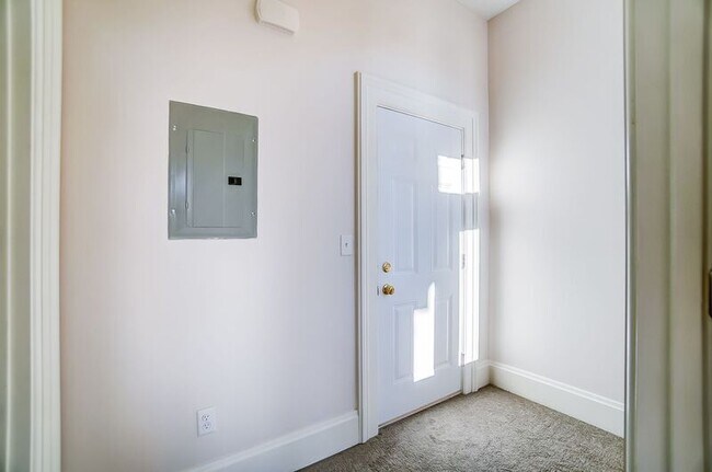 Building Photo - 2701 Cleinview Ave