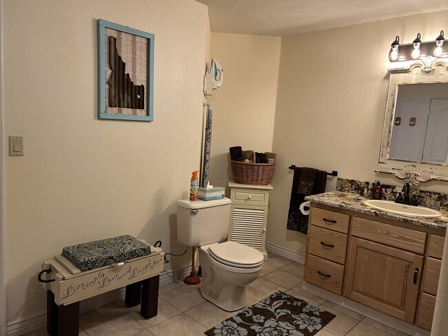 Spacious bathroom - 575 N Canyon Creek Rd