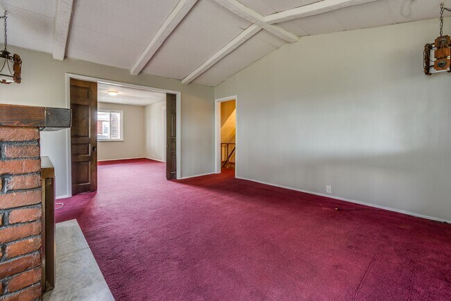 Building Photo - Available MAY 2026 - Beautiful, LARGE 4+ bedroom/2 bath GEM in South Side Slopes!