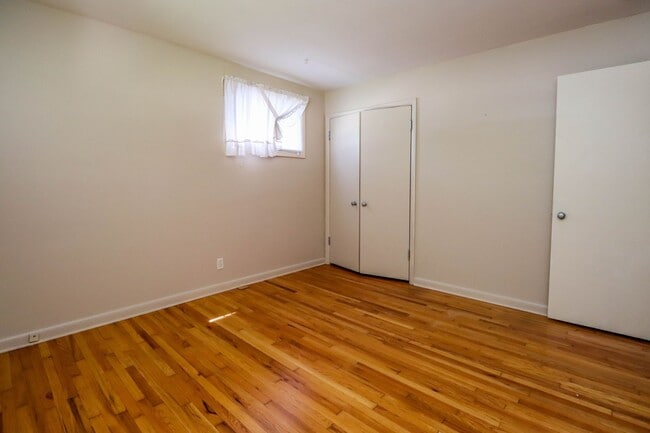 Building Photo - Immaculate Centrally located home!