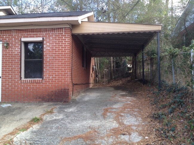 Building Photo - **AVAILABLE NOW**3 Bedroom / 2 Bathroom Ho...