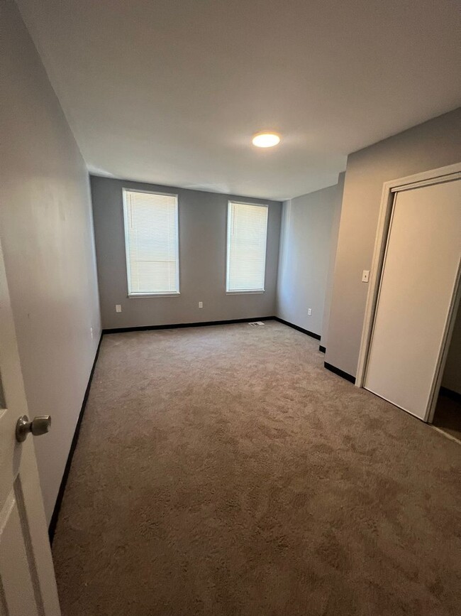 Building Photo - Recently Renovated 2 Bed 1 Bath Ready To M...