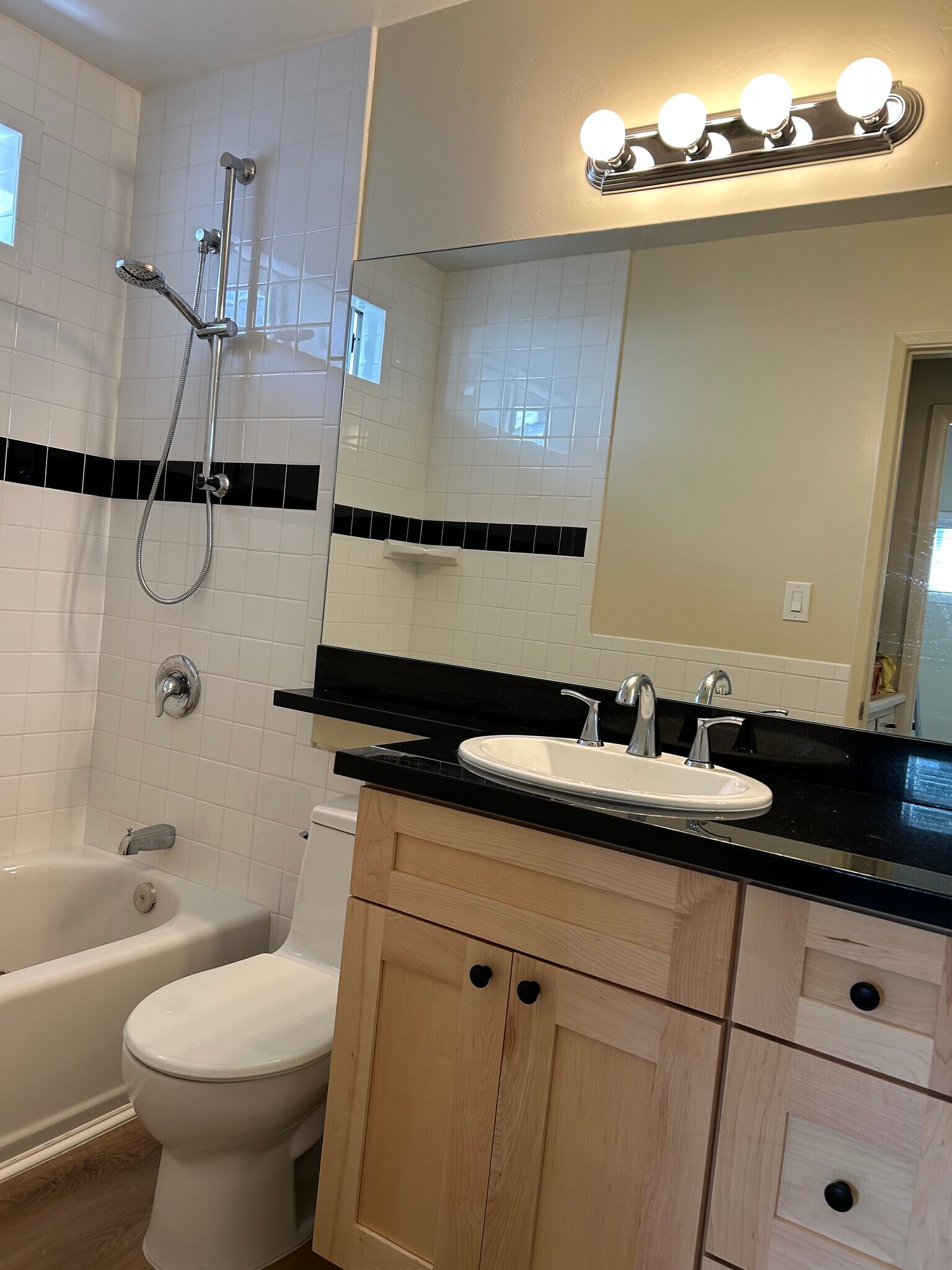 Building Photo - 2075 Thomas Ave