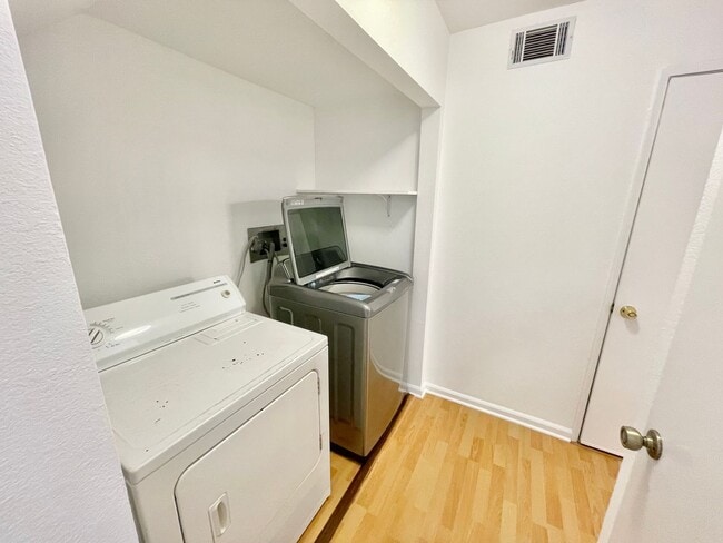 Building Photo - Spacious 3BR/2BA Potrero Hill Townhouse Ho...
