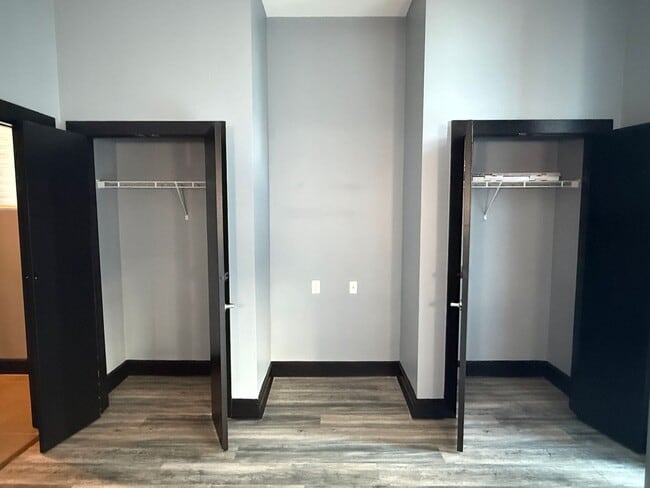 Building Photo - 333 W Trade St