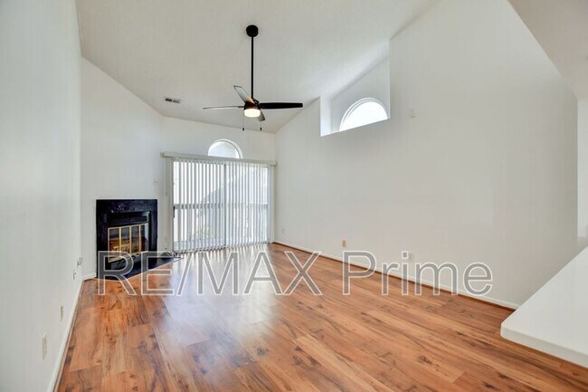 Building Photo - 525 E Lake Cir