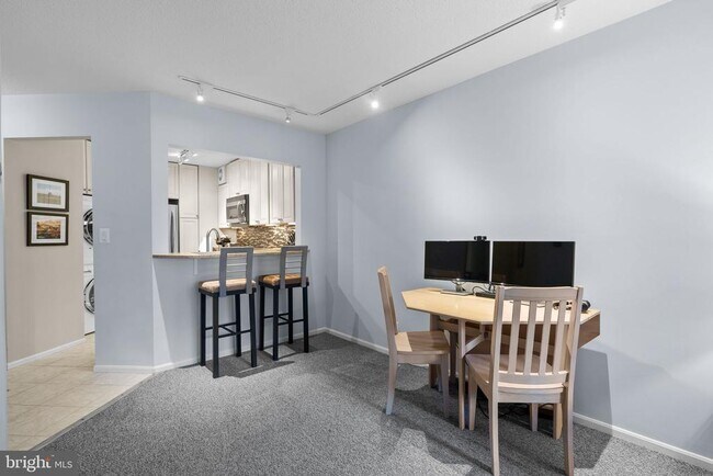 Building Photo - 900 N Stafford St