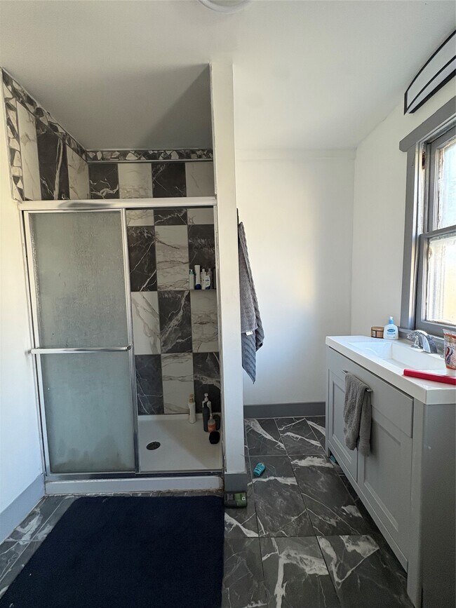 Building Photo - 171 Chapin St