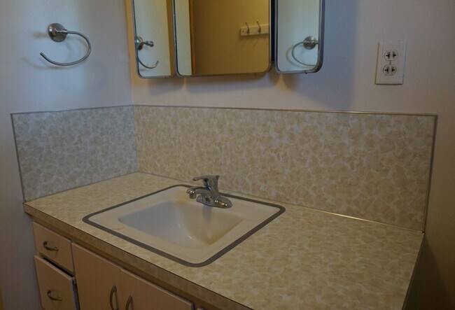 Building Photo - Murray 5 Bedroom Rambler Home