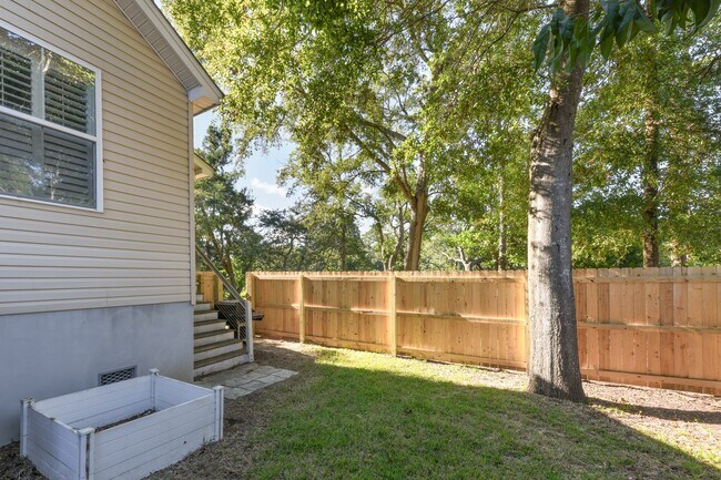 Building Photo - 886 Sedge Ct