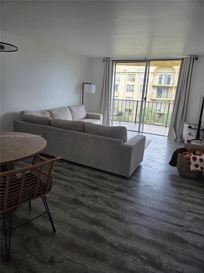 Building Photo - 9320 Fontainebleau Blvd