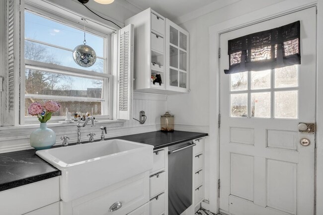 Building Photo - Available in March. Nashville 2 BED charming cottage for rent. Renovated with darling details and...