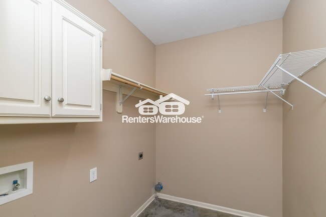 Building Photo - 5701 NE Hidden Meadow Dr