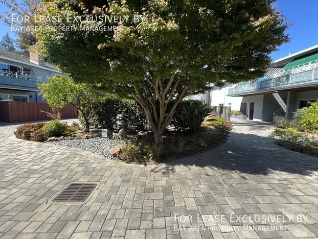 Building Photo - Pet-friendly, ground floor 2BR/2BA condo n...