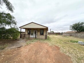 Building Photo - Studio House For Rent ASAP!