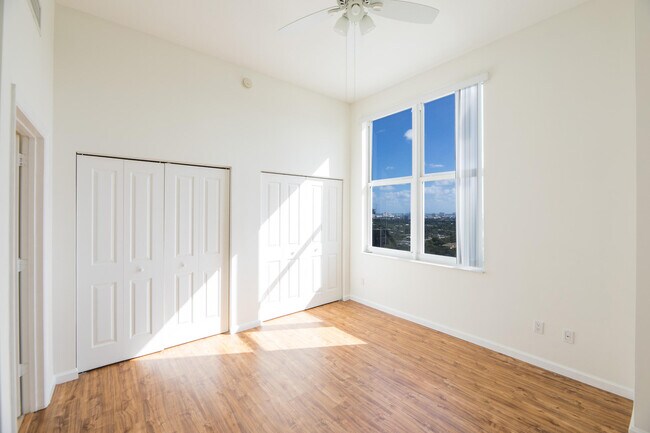 Building Photo - 511 SE 5 Ave