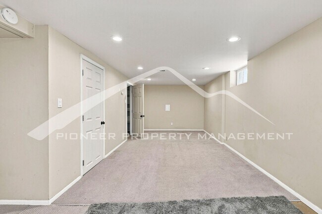 Building Photo - Spacious Home with Central AC and Washer/Dryer