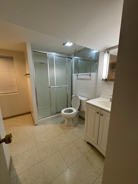 Bathroom - 5434 N Lotus Ave