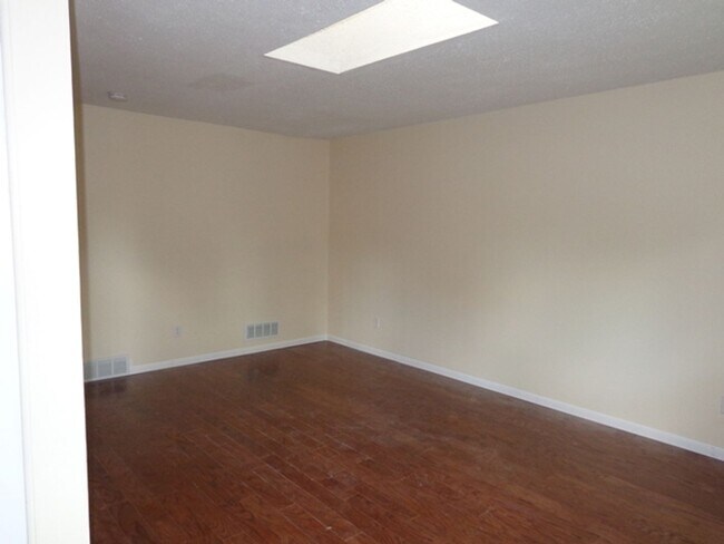 Building Photo - Spacious 3-Bedroom Split-Level Home with L...