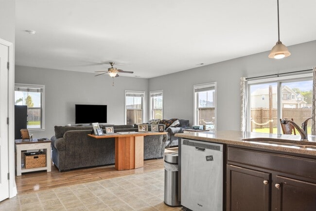 Building Photo - 401 Hope Ct