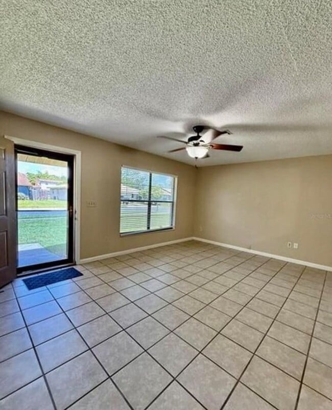 Building Photo - 2 bed 2 bath 2-plex with 1000 sf. and gara...