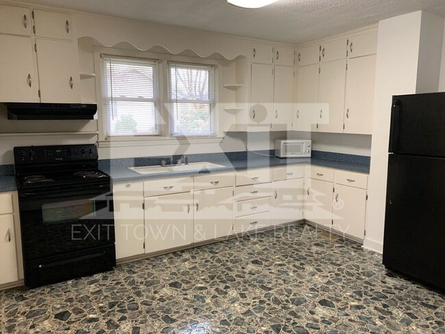 Building Photo - Fully Furnished 3 Bedroom/2 Bathroom Home ...