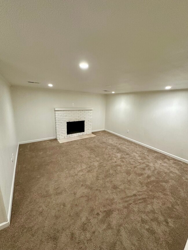 Building Photo - 5411 N Oak St