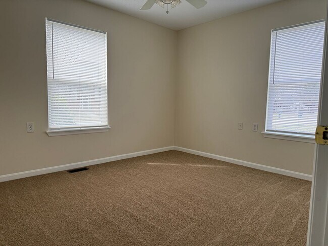 Building Photo - 3 bedroom 2 full bath house